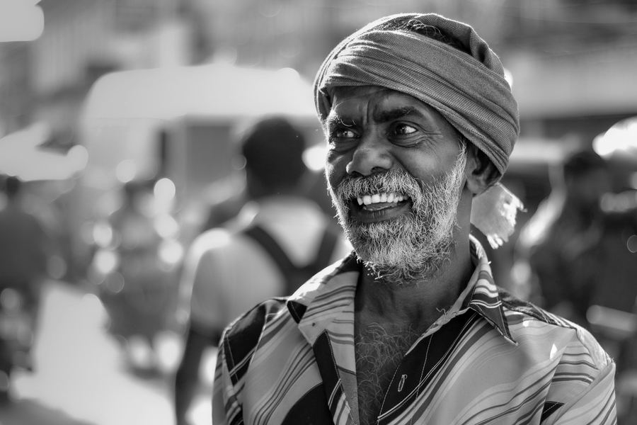 Retrato en blanco y negro de un hombre mayor