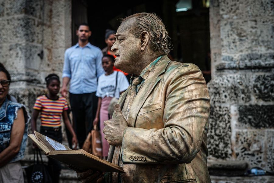Escultura y visitantes en la Catedral de Santo Domingo