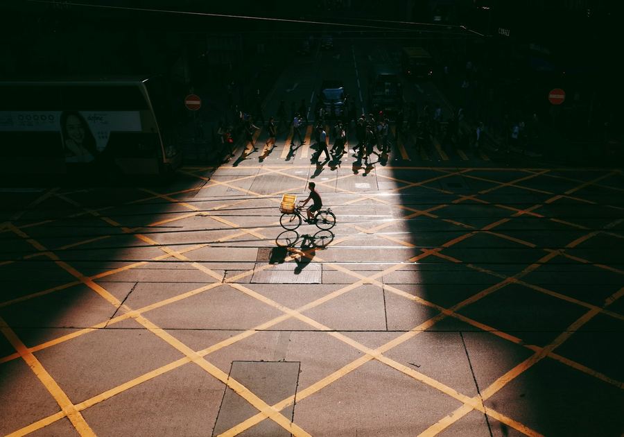 Sombra de un ciclista sobre una plaza de Santo Domingo