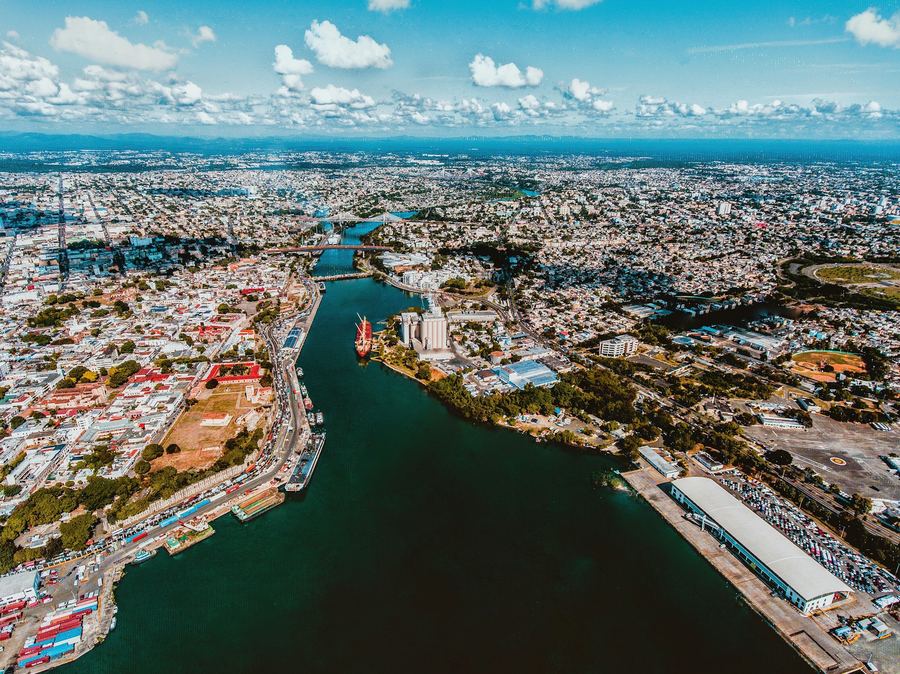 Vista aérea del río Ozama y la ciudad de Santo Domingo