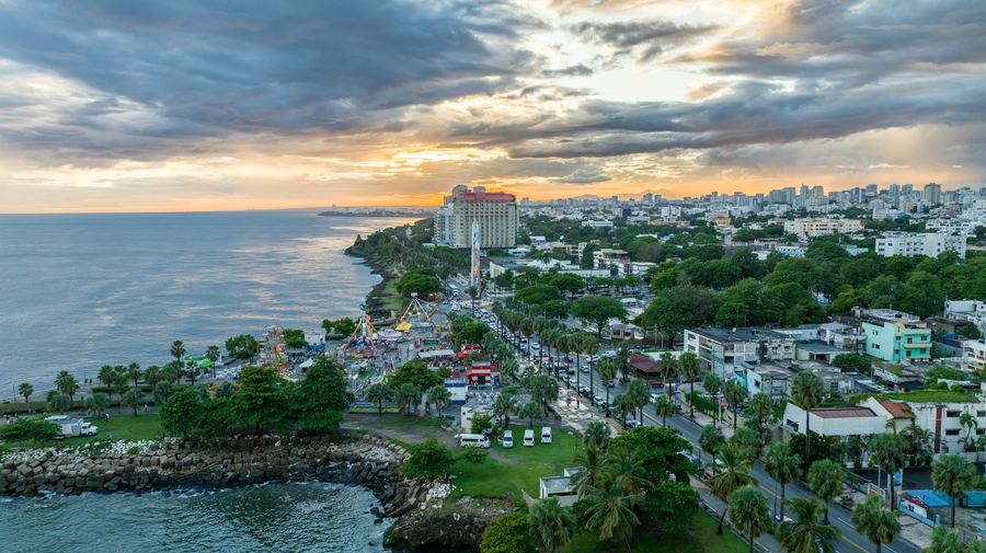 Vista aérea de una carretera costera de Santo Domingo al atardecer