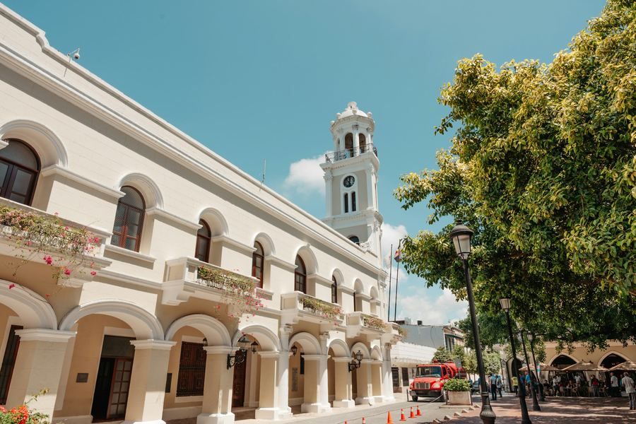 Edificio colonial con torre de reloj en Santo Domingo