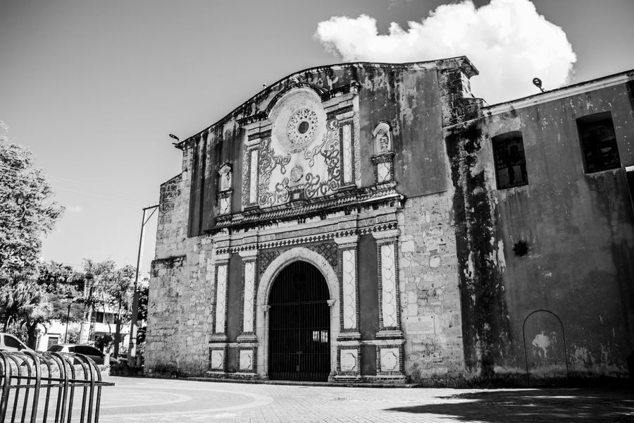 Iglesia colonial en blanco y negro en Santo Domingo