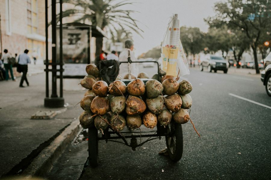 Vendedor de cocos en una calle de Santo Domingo